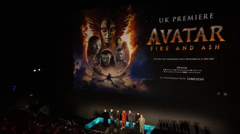 Presentación del elenco.