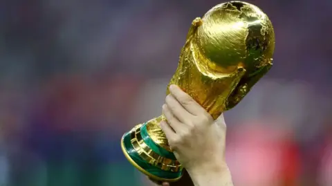 Los aficionados de equipos clasificados al Mundial 2026 pagarán sus boletos a 60 dólares por partido, anunció este martes la FIFA, en respuesta a las asociaciones de hinchas que denunciaban precios "astronómicos".

Para más información del tema, visita: https://www.eleconomista.com.mx/deportes/fifa-cede-precios-astronomicos-anuncia-boletos-60-dolares-mundial-20251216-791546.html

¡Síguenos en nuestras redes sociales para mantenerte informado!

Twitter: https://twitter.com/eleconomista
Facebook: https://www.facebook.com/ElEconomista.mx
Instagram: https://www.instagram.com/eleconomistamx
LinkedIn: https://www.linkedin.com/company/el-economista/

#ElEconomista #EETV