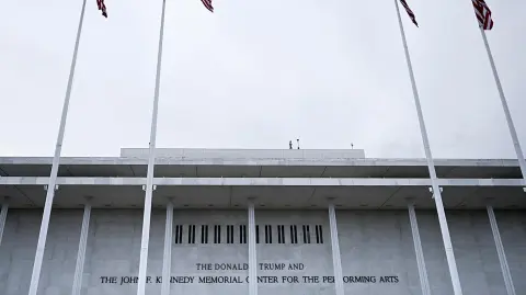 El Kennedy Center fue rebautizado para agregar el nombre del presidente Donald Trump a mediados de diciembre.