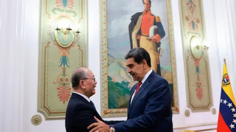 El presidente venezolano recibió a una delegación especial de su homólogo chino, Xi Jinping, encabezada por el diplomático Qiu Xiaoqi.