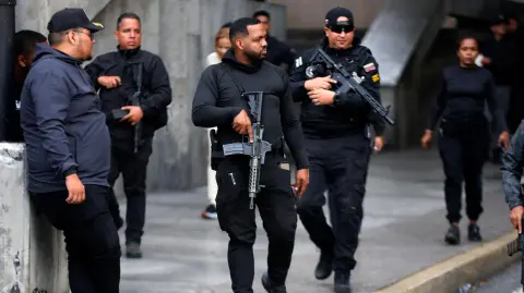 Agentes de la policía de Venezuela recorren las calles de Caracas, después de que las fuerzas de EU capturaran a Nicolás Maduro.