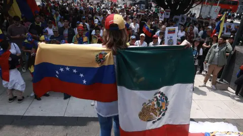 Banderas de Venezuela y México, portadas por una ciudadana venezolana que reside en la Ciudad de México.