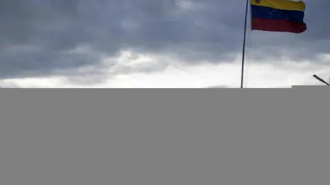 El supuesto acuerdo de Venezuela para esas compras de productos hechos en Estados Unidos es "una sabia elección", aseguró Trump.

Para más información del tema, visita: https://www.eleconomista.com.mx/internacionales/trump-anuncia-venezuela-comprara-productos-hechos-estados-unidos-dinero-petroleo-20260107-794266.html

¡Síguenos en nuestras redes sociales para mantenerte informado!

Twitter: https://twitter.com/eleconomista 
Facebook: https://www.facebook.com/ElEconomista.mx
Instagram: https://www.instagram.com/eleconomistamx
LinkedIn: https://www.linkedin.com/company/el-economista/

#ElEconomista #Venezuela #Trump