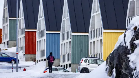 Un niño camina a casa desde la escuela por una calle residencial en Nuuk, Groenlandia.