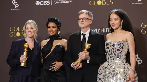 Director y parte del elenco de Una batalla tras otra.