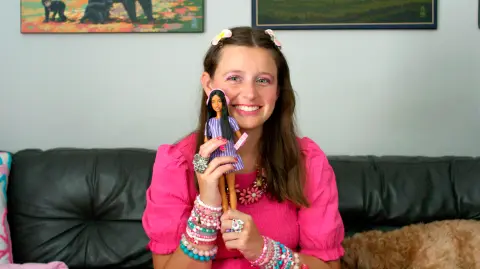 Madison Marilla con la nueva Barbie con autismo.