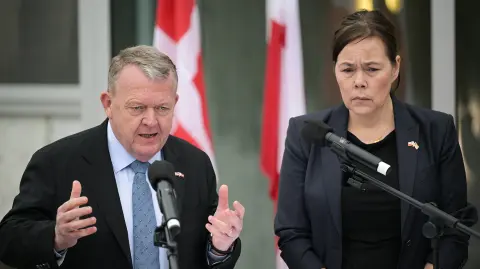 El ministro de Asuntos Exteriores de Dinamarca, Lars Lokke Rasmussen, y la ministra de Asuntos Exteriores de Groenlandia, Vivian Motzfeldt, hablan durante una conferencia de prensa en la Embajada de Dinamarca en Washington, DC.
