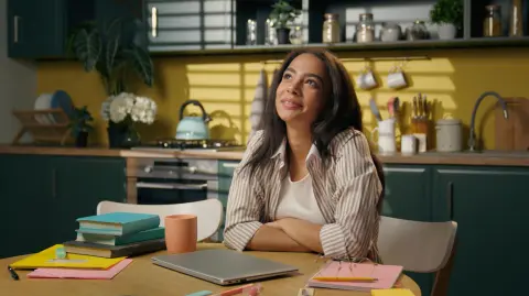 Mujer preocupada-trabajador-emprendedor