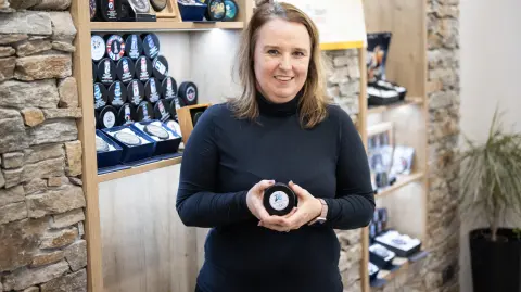 Katerina Zubickova, copropietaria de la empresa checa Gufex, productora de discos de hockey sobre hielo para los Juegos Olímpicos de 2026.