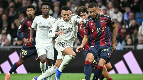 El defensa alemán del Levante Jeremy Toljan y el delantero francés del Real Madrid Kylian Mbappé.