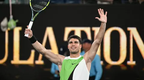 Carlos Alcaraz celebra tras la victoria contra Adam Walton.