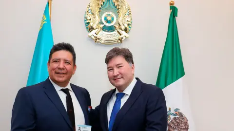 A la izquierda, Carlos Barrera, cónsul honorario de la República de Kazajstán en la Ciudad de México, y Yerlan Kubashev, consejero para asuntos políticos y económicos de la embajada de Kazajstán.