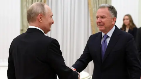 El presidente de Rusia, Vladimir Putin, y el enviado especial de Estados Unidos, Steve Witkoff.