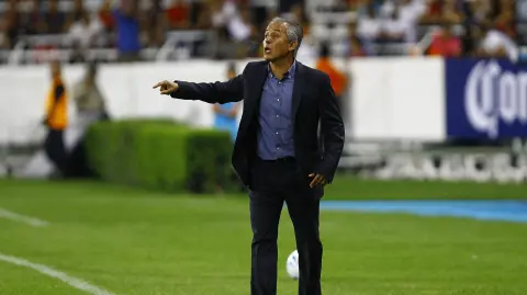 Jaguares coach Sergio Bueno gestures during their Mexican Apertura 2014  tournament football match against Atlas at Jalisco stadium on  August 02, 2014 in Guadalajara city, Mexico. AFP PHOTO/Hector Guerrero (Photo by HECTOR GUERRERO / AFP)