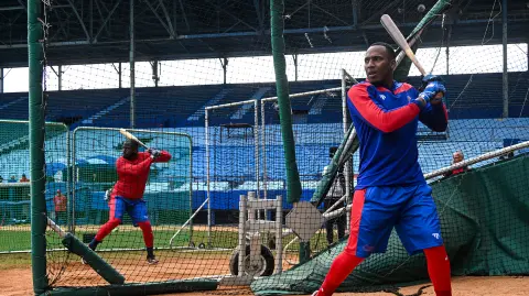 El beisbolista cubano Yoelquis Guibert Steven (derecha) participa en una sesión de entrenamiento en el Estadio Latinoamericano de La Habana el 29 de enero de 2026, antes del VI Clásico Mundial de Béisbol, que se celebrará en marzo próximo.