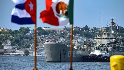 La mandataria explicó que la ayuda será enviada con apoyo de la Secretaría de Marina, como una medida inmediata ante las necesidades del pueblo cubano. 

Para más información del tema, visita: https://www.eleconomista.com.mx/politica/sheinbaum-anuncia-envio-ayuda-humanitaria-cuba-20260201-797911.html 

¡Síguenos en nuestras redes sociales para mantenerte informado!

Twitter: https://twitter.com/eleconomista 
Facebook: https://www.facebook.com/ElEconomista.mx
Instagram: https://www.instagram.com/eleconomistamx
LinkedIn: https://www.linkedin.com/company/el-economista/

#ElEconomista #Sheinbaum #Cuba