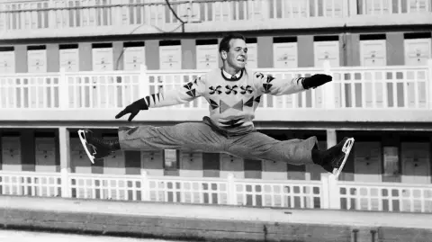 El patinador artístico estadounidense Dick Button practica sus saltos en Saint-Moritz durante los Juegos Olímpicos de Invierno, en febrero de 1948.