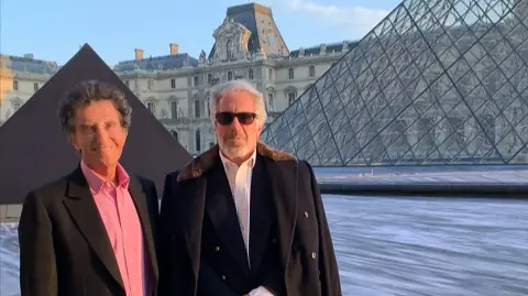 Una captura de pantalla de un video publicado en los archivos relacionados con la investigación, publicado por el Departamento de Justicia de EU, muestra a Jack Lang, exministro de cultura francés, posando con Jeffrey Epstein en la pirámide del Louvre en París.