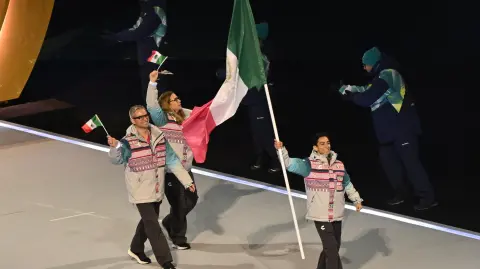 El abanderado mexicano, Donovan Carrillo, desfila junto a otros atletas mexicanos.