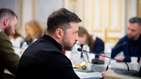 El presidente de Ucrania, Volodymyr Zelensky, en una reunión con periodistas.