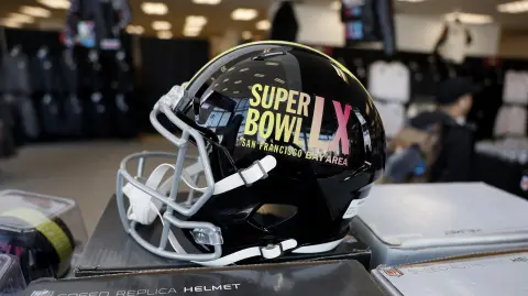 Casco Super Bowl LX que se exhibe en una tienda temporal oficial de la NFL.