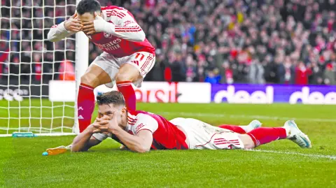 Viktor Gyokeres, del Arsenal , celebra su tercer gol con Gabriel Martinelli.