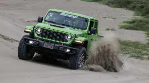 Esta pick up de Jeep cuenta con la insignia Desert Rated.