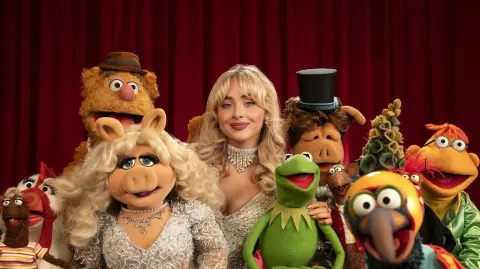 Sabrina Carpenter con los Muppets en The Muppet Show. Foto: Cortesía Disney