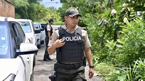 Agentes policiales custodian el área donde hicieron el descubrimiento.
