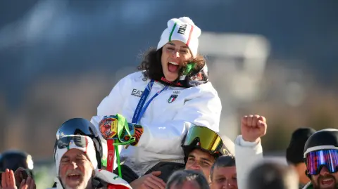 Federica Brignone celebra con sus compañeras de equipo.