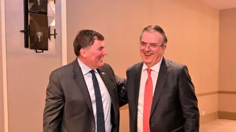 Dominic LeBlanc, ministro responsable de Comercio Canadá-Estados Unidos y Marcelo Ebrard, secretario de Economía.