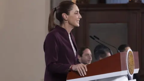 Cuauhtémoc, Ciudad de México. 17 de febrero 2026. La presidenta constitucional de los Estados Unidos Mexicanos, la Doctora Claudia Sheinbaum Pardo en conferencia de prensa matutina en el salón de la Tesorería de Palacio Nacional. La acompañan: Eduardo Clark, subsecretario de Integración y desarrollo del sector salud; Martí Batres Guadarrama, director general del Instituto de Seguridad y Servicios Sociales de los Trabajadores del Estado (ISSSTE); Zoé Alejandro Robledo Aburto, director general del Instituto Mexicano del Seguro Social; Ramiro López Elizalde, subsecretario de Prevención y Promoción de la Salud. Enlace con Alejandro Svarch Pérez, director general de IMSS-Bienestar.  Foto: Juan Carlos Buenrostro/Presidencia