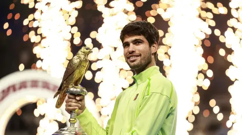 Carlos Alcaraz celebra con el trofeo.