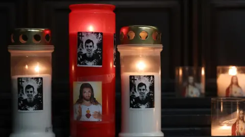Velas con un retrato de Quentin Deranque durante una misa en la iglesia de Saint Georges .