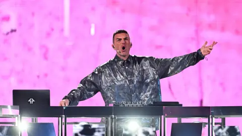 Gabry Ponte, representando a San Marino con la canción "Tutta L'Italia", actúa durante el ensayo general de la final del Festival de la Canción de Eurovisión 2025.