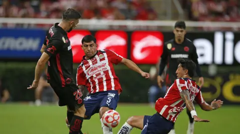 ZAPOPAN, JALISCO, 20SEPTIEMBRE2025.- Bryan González y Omar Govea jugadores de Chivas disputan el balón con el contrario de Toluca Joao Días, esto en partido correspondiente jornada 9 del Torneo Apertura 2025 de la Liga MX, en donde se enfrentan los equipos de Chivas vs Toluca y en juego que se lleva a cabo en el Estadio Akron, el marcador al final es de 3-0, a favor del equipo visitante.FOTO: FERNANDO CARRANZA GARCIA / CUARTOSCURO.COM