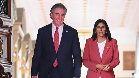 El secretario del Interior de Estados Unidos, Doug Burgum y la presidenta interina de Venezuela, Delcy Rodríguez.