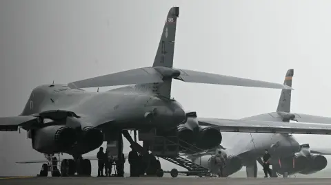 Personal militar trabaja en un bombardero B-1 Lancer de la Fuerza Aérea estadounidense en la base aérea de Fairford, en el suroeste de Inglaterra.