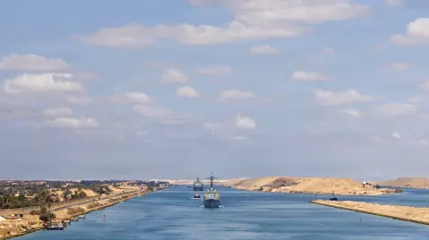 Destructor de misiles guiados clase Arleigh Burke USS Bainbridge (DDG 96) transitando por el Canal de Suez.