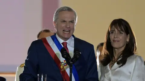 El nuevo presidente de Chile, José Antonio Kast, pronuncia un discurso desde el balcón del Palacio de La Moneda junto a su esposa, María Pía Adriasola.