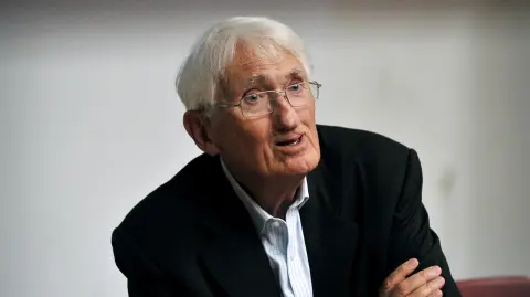 El filósofo alemán Jürgen Habermas habla con periodistas en un auditorio de la Escuela de Filosofía de Atenas el 6 de agosto de 2013.