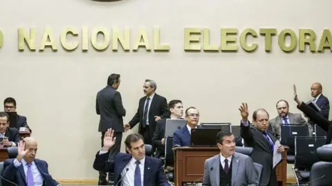 El INE resolvió sobre el origen y destino de recursos de partidos y coaliciones utilizados en campañas del 2012.