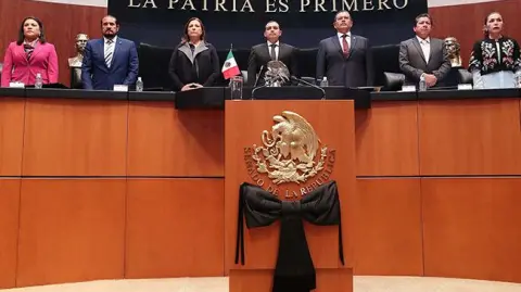En el Senado, legisladores guardaron un minuto de silencio por las víctimas de los sismos. Foto: Notimex