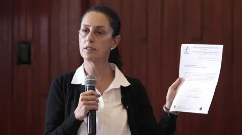 La delegada de Tlalpan, Claudia Sheinbaum presentó un documento que avala la construcción. Foto EE: Natalia Gaia
