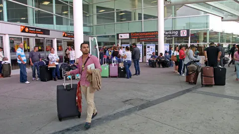 GUADALAJARA, JALISCO,. 31DICIEMBRE2015.- Paisanos provenientes de Estados Unidos, así como visitantes de distintos puntos de la republica mexicana, abarrotan las salas de llegadas nacionales e internacionales para pasar el año nuevo en compañía de sus familiares en Jalisco.FOTO : FERNANDO CARRANZA GARCIA / CUARTOSCURO.COM