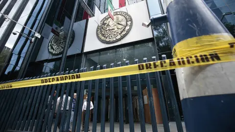 EDIFICIOS DANADOS - EL EDIFICIO PRINCIPAL DE LA PGR RESULTO DANADO TRAS SISMO DEL 19 DE SEPTIEMBRE. FOTO: NATALIA GAIA.