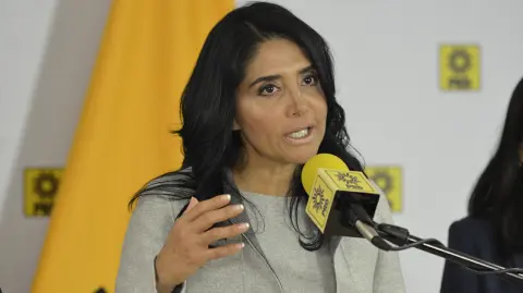 CIUDAD DE MÃ‰XICO, 15NOVIEMBRE2016.- Alejandra Barrales, dirigente nacional del PRD, y Beatriz Mojica, secretaria general del PRD, ofrecieron una conferencia de prensa para convocar medidas contra las amenazas del presidente electo de los Estados Unidos, Donald Trump. FOTO: CUARTOSCURO.COM