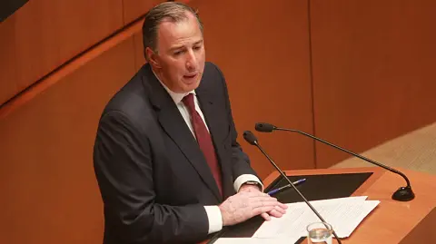 71012075. M�xico, 12 Oct 2017 (Notimex- Jessica Espinosa ).- En el marco de la Glosa del Quinto Informe de Gobierno, el secretario de Hacienda, Jos� Antonio Meade Kuribre�a, inici� su comparecencia ante el pleno del Senado de la Rep�blica, donde destac� la participaci�n de los ciudadanos ante la emergencia del pasado sismo del 19 de septiembre. NOTIMEX/FOTO/JESSICA ESPINOSA/JES/POL/