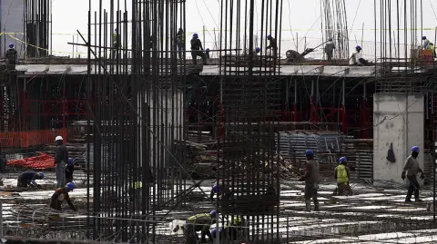 CUERNAVACA, MORELOS, 02JUNIO2016.- Obreros de la construcciÃ³n levantan los cimientos de lo que serÃ¡ una plaza comercial este municipio. A falta de espacios pÃºblicos Ãºltimamente prolifera la construcciÃ³n de estos recintos.FOTO: MARGARITO PÃ‰REZ RETANA /CUARTOSCURO.COM