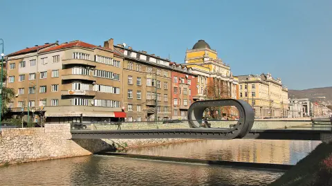 FESTINA LENTE SARAJEVO, BOSNIA-HERZEGOVINA. Este puente peatonal une en 38 metros la calle Radiceva con la Academia de Bellas Artes, en Sarajevo. Fue ideado por Amila Hrustic, Bojan Kanlic y Adnan Alagic.